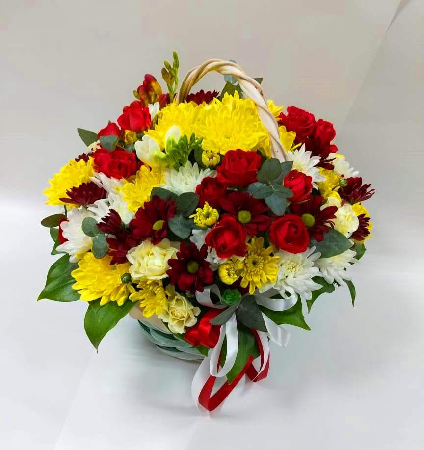 Цветочная композиция из Хризантемы и Розы в корзине в Железнодорожном Калининградской области