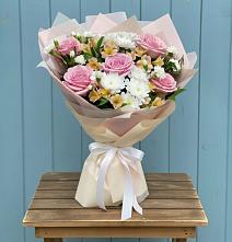 Букет цветов из:  Гвоздики, Орхидеи и Розы в Железнодорожном Калининградской области