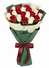 Букет Микс из красных и белых роз в Железнодорожном Калининградской области