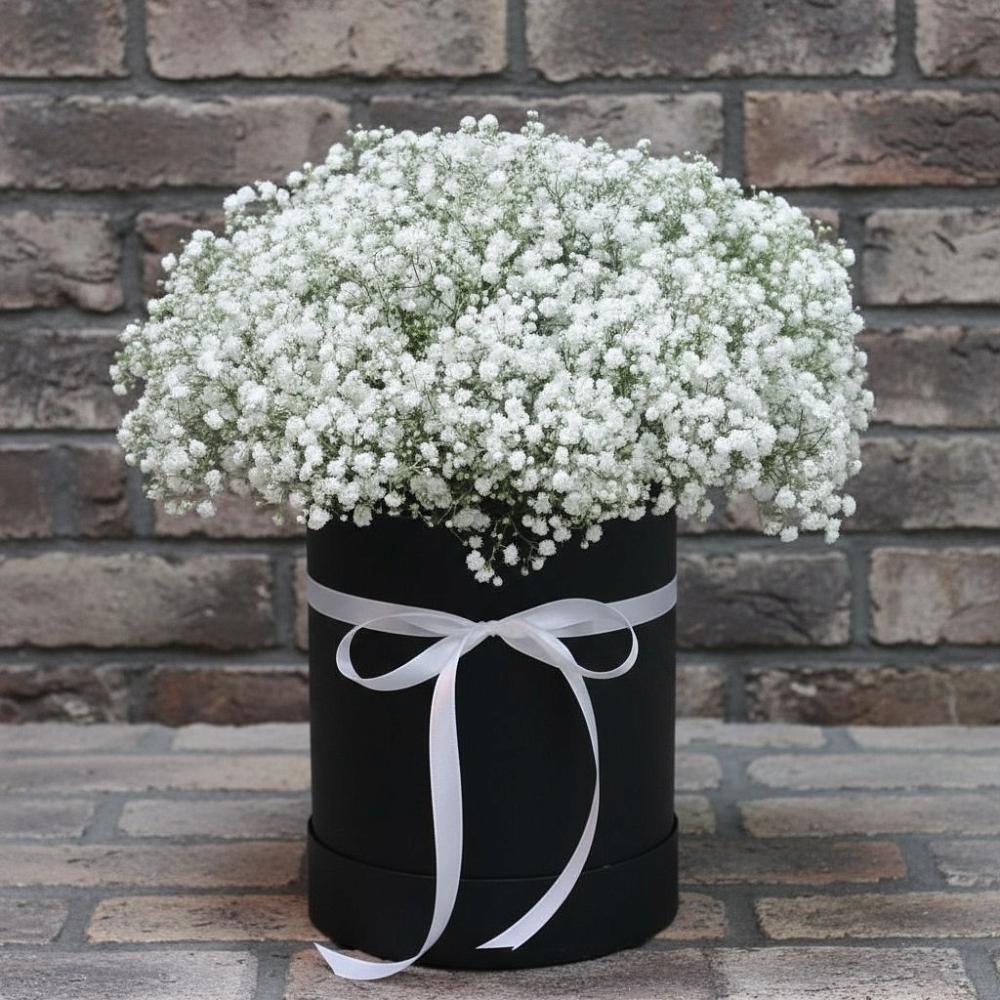 Цветочная композиция из Гипсофила в шляпной коробке в Железнодорожном Калининградской области