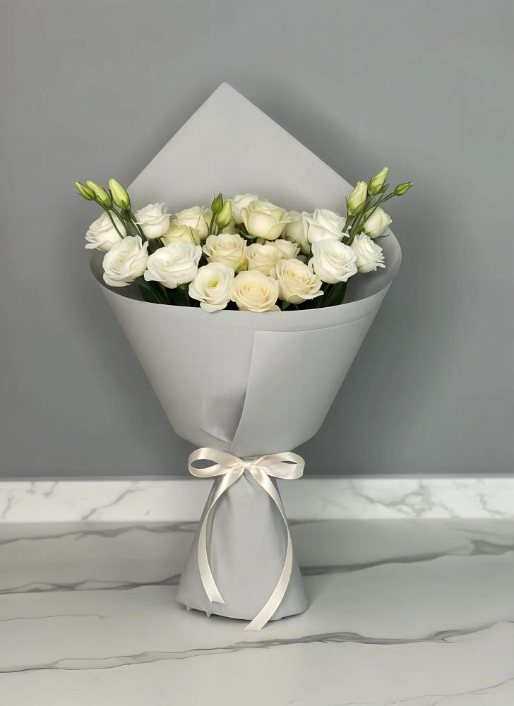 Букет цветов из: Розы и Лизиантусы в Железнодорожном Калининградской области