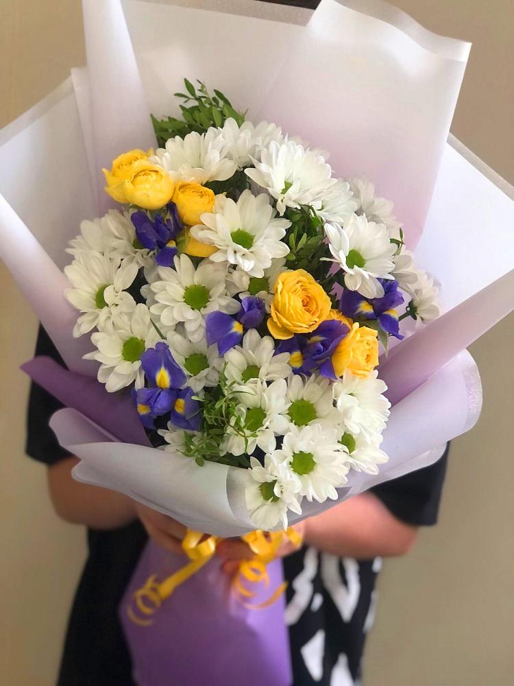 Букет цветов из: Ирисы, Хризантемы и Розы в Железнодорожном Калининградской области