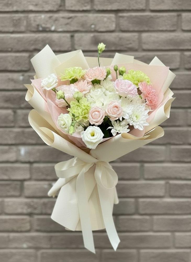 Букет цветов из: Гвоздики, Розы, Лизиантусы и Хризантемы в Железнодорожном Калининградской области