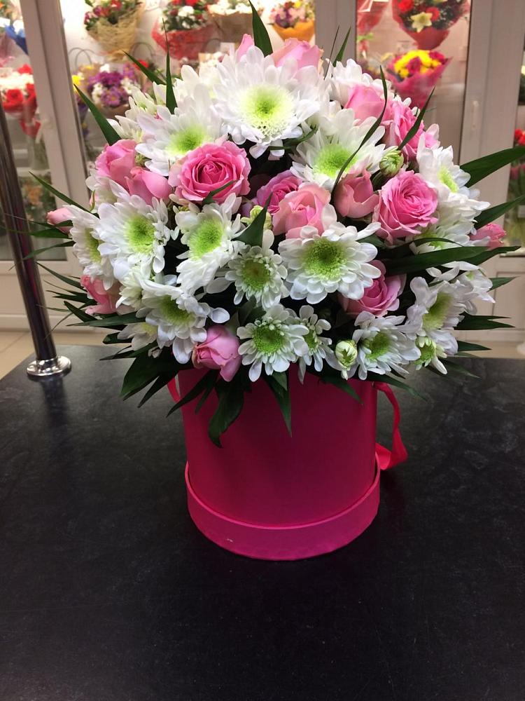 Цветочная композиция из Розы и Хризантемы в шляпной коробке в Железнодорожном Калининградской области