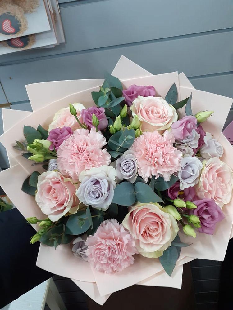 Букет цветов из: Розы, Гвоздики и Лизиантусы в Железнодорожном Калининградской области