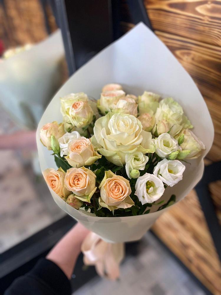 Букет цветов из: Розы и Лизиантусы в Железнодорожном Калининградской области